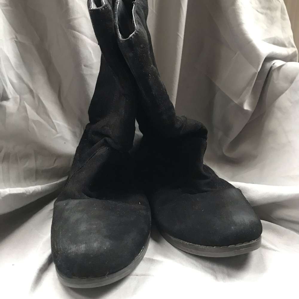 Blackjack suede boots size 4. Zipper backs.